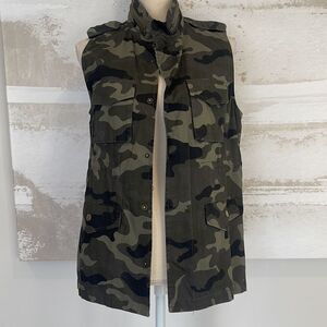 CAMO VEST size Medium (NEW)